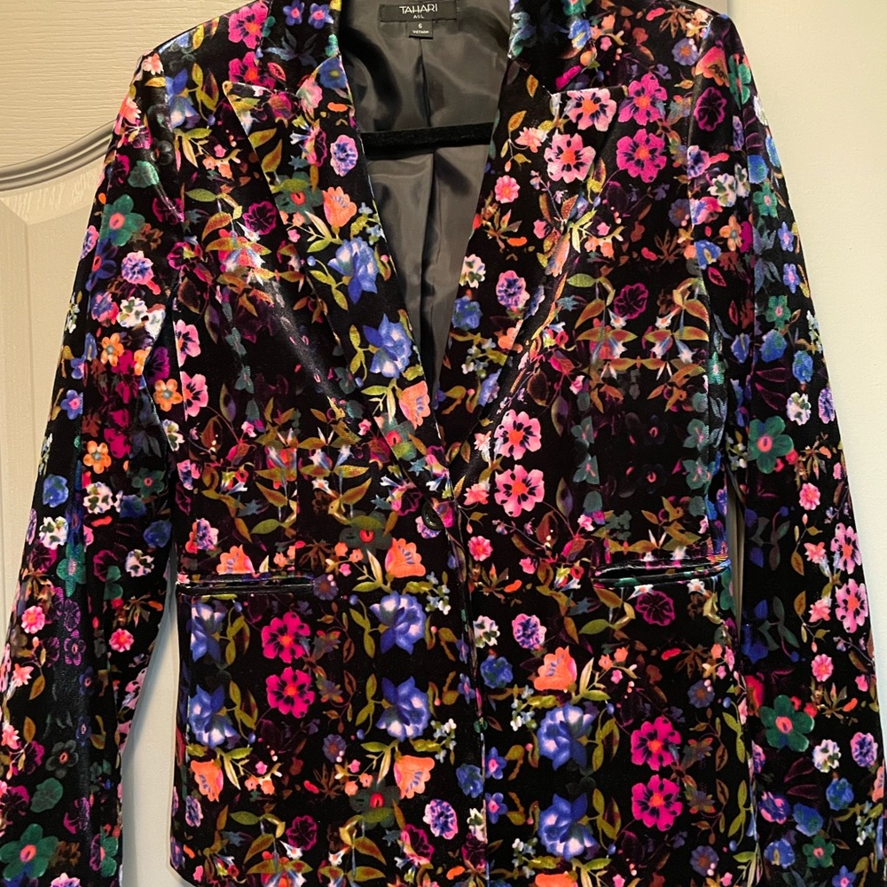 Beautiful, bold statement blazer. Combination of soft velour and velvet material